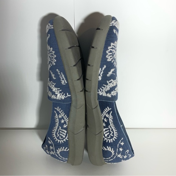 Yuu Blue & White Floral Embroidered Slip-On Elastic Padded Footbed Shoe Size 6.5 - Picture 11 of 16
